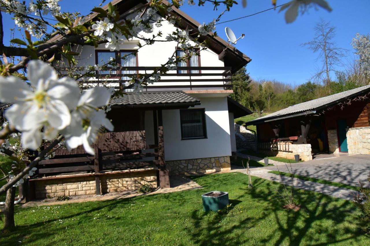 Rooms Bobic Licko Petrovo Selo Exterior foto